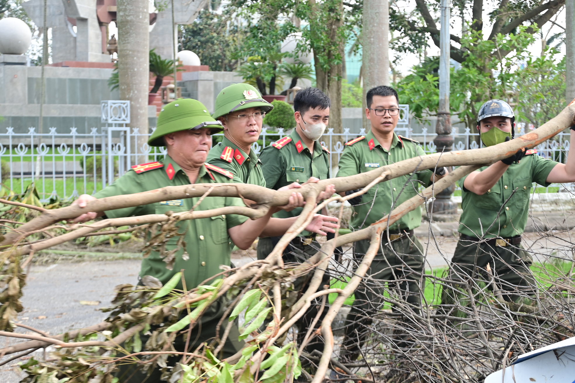 Phòng Tham mưu CATP chung tay cùng thành phố khắc phục hậu quả bão số 3 (Yagi)